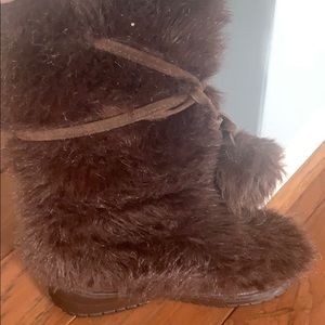 Colin Stuart size 9 furry boots.